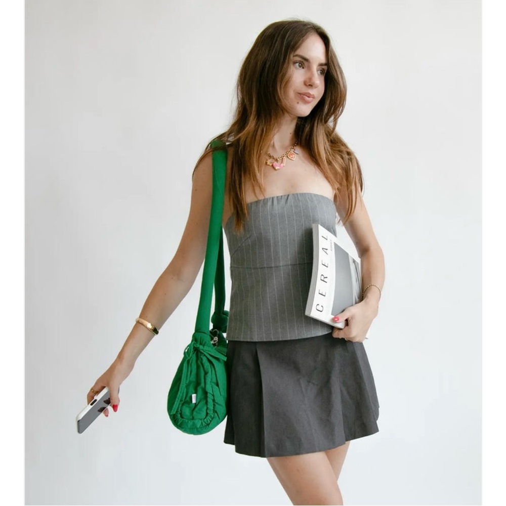 🌱 ‘The Tote Library’ Bag in Green - Picture 2 of 8